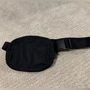 Lululemon belt bag in black